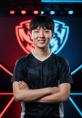 JPG 편집이미지 스포츠 포즈 백그라운드 협력 조명 운동선수 미소 경쟁 게임 오픈 군중 전략 대회 프로게이머 의료성형뷰티 e스포츠 편집실사 AI인물포토 AI콘텐츠 직업 컨셉 놀이 표정 사람 CG 게이머 파일형식 AI포토