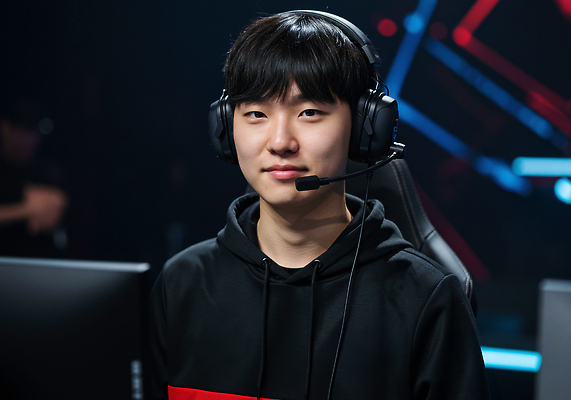 JPG 편집이미지 운동선수 컴퓨터 경쟁 무대 게임 집중 마이크 열정 전략 대회 프로게이머 의료성형뷰티 e스포츠 편집실사 AI인물포토 AI콘텐츠 직업 감정 스포츠 음향기기 컨셉 놀이 전자제품 CG 게이머 파일형식 AI포토