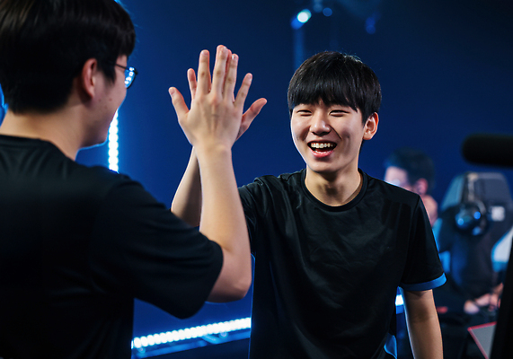 JPG 편집이미지 감정 모션 협력 운동선수 이벤트 친구 기쁨 게임 축하 우승 하이파이브 프로게이머 의료성형뷰티 e스포츠 편집실사 AI인물포토 AI콘텐츠 직업 스포츠 컨셉 관계 놀이 손짓 최고 CG 게이머 파일형식 AI포토