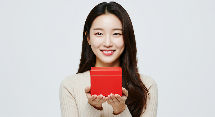 JPG 스튜디오촬영 편집이미지 여자 행복 감정 크리스마스 포장 선물 미소 이벤트 기쁨 의료성형뷰티 편집실사 AI인물포토 AI콘텐츠 기념일 실내 표정 사람 CG 파일형식 AI포토