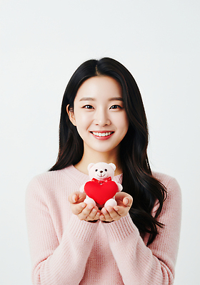 JPG 편집이미지 손 여자 행복 감정 인형 분홍색 포즈 따뜻함 사랑 미소 기쁨 하트 스웨터 소중 순간 의료성형뷰티 편집실사 AI인물포토 AI콘텐츠 모양 컬러 컨셉 상의 표정 사람 신체부위 CG 파일형식 AI포토