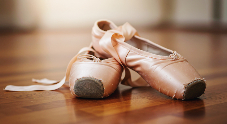 JPG 편집이미지 디자인 옷 패션 예술 운동 공연 춤 발레 준비 발레리나 나무바닥 토슈즈 실습 편집실사 AI포토 AI콘텐츠 신발 문화예술 바닥 건강 이벤트 CG 파일형식