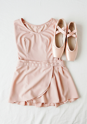 JPG 편집이미지 옷 패션 교복 예술 분홍색 신발 치마 운동 방 춤 발레 연습 준비 발레리나 편집실사 AI포토 AI콘텐츠 컬러 하의 문화예술 건강 CG 파일형식