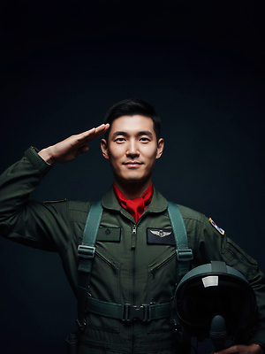 JPG 편집이미지 직업 남자 포즈 백그라운드 표정 촬영 군인 자신감 헬멧 파일럿 군복 항공 경례 국군의날 엄숙 전문 의료성형뷰티 편집실사 AI인물포토 AI콘텐츠 감정 유니폼 사람 인사 보호장비 CG 국군 파일형식 법정기념일 AI포토