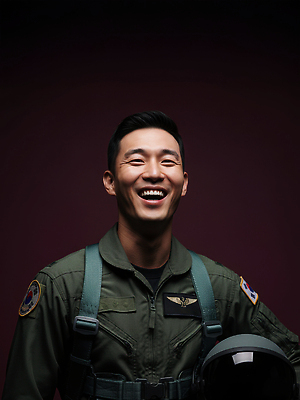 JPG 편집이미지 직업 남자 검은배경 기술 웃음 공중 군인 도전 자신감 헬멧 파일럿 연습 항공 국군의날 의료성형뷰티 편집실사 AI인물포토 AI콘텐츠 감정 백그라운드 표정 사람 검은색 보호장비 CG 국군 파일형식 법정기념일 AI포토