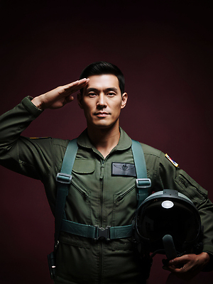 JPG 편집이미지 남자 유니폼 군용기 사람 군인 운전 비행 헬멧 파일럿 군복 항공 경례 국군의날 의료성형뷰티 편집실사 AI인물포토 AI콘텐츠 직업 옷 모션 비행기 군대 인사 보호장비 CG 국군 파일형식 법정기념일 AI포토