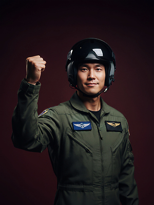 JPG 편집이미지 옷 남자 감정 포즈 백그라운드 비행기 표정 주먹 군인 자신감 헬멧 파일럿 연습 국군의날 어두운색 힘찬 의료성형뷰티 편집실사 AI인물포토 AI콘텐츠 직업 컨셉 항공교통 모션 대중교통 사람 보호장비 CG 국군 파일형식 법정기념일 AI포토