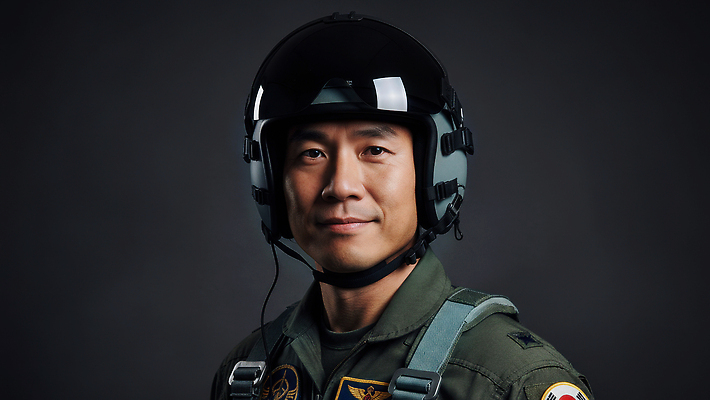 JPG 편집이미지 옷 남자 군용기 비행기 카메라 군인 비행 헬멧 파일럿 공군 연습 준비 국군의날 프로필 의료성형뷰티 편집실사 AI인물포토 AI콘텐츠 직업 항공교통 대중교통 군대 사람 전자제품 보호장비 CG 국군 파일형식 법정기념일 AI포토