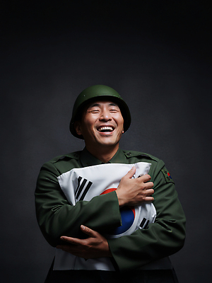 JPG 편집이미지 전통 남자 행복 감정 문화 포옹 한국 미소 평화 군인 국기 군복 애국심 국군의날 자부심 의료성형뷰티 편집실사 AI인물포토 AI콘텐츠 직업 아시아 컨셉 유니폼 안기 표정 사람 CG 국군 파일형식 법정기념일 AI포토