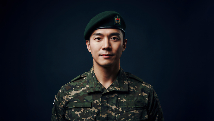 JPG 편집이미지 직업 남자 나라 백그라운드 군대 표정 카메라 군인 연습 군복 초상화 국군의날 어두운색 의무 자부심 의료성형뷰티 편집실사 AI인물포토 AI콘텐츠 유니폼 사람 전자제품 CG 그림 국군 파일형식 법정기념일 AI포토
