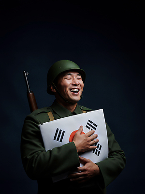 JPG 편집이미지 전통 옷 남자 행복 상징 기념 한국 웃음 군인 역사 태극기 군복 전쟁 애국심 국군의날 의료성형뷰티 편집실사 AI인물포토 AI콘텐츠 직업 감정 아시아 유니폼 표정 사람 국기 CG 국군 파일형식 법정기념일 AI포토