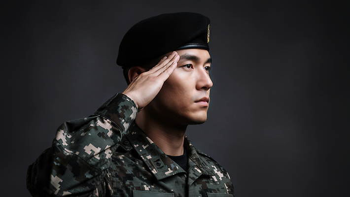 JPG 편집이미지 직업 남자 표정 군인 장비 연습 군복 경례 국군의날 의무 의료성형뷰티 편집실사 AI인물포토 AI콘텐츠 유니폼 사람 인사 CG 국군 파일형식 법정기념일 AI포토