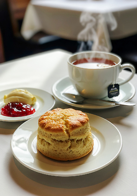 JPG 편집이미지 음료 음식 탁자 아침 디저트 따뜻함 식사 카페 편안함 크림 브런치 딸기잼 스콘 편집실사 AI포토 AI콘텐츠 주간 빵 가구 상점 감각 잼 CG 파일형식