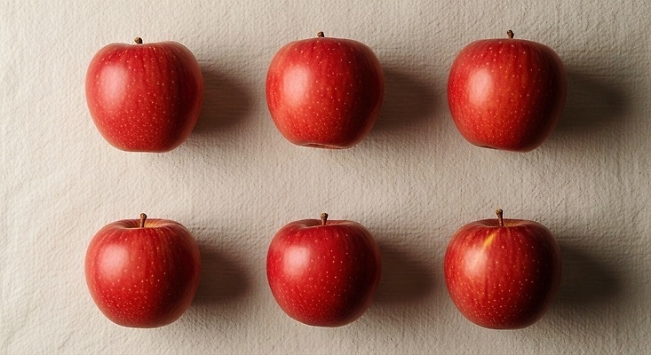 JPG 편집이미지 음료 백그라운드 과일 재료 자연 디저트 건강 요리 빨간색 흰색 신선 생일 사과 일렬 비타민 편집실사 AI포토 AI콘텐츠 기념일 음식 컬러 CG 생태계 영양소 파일형식