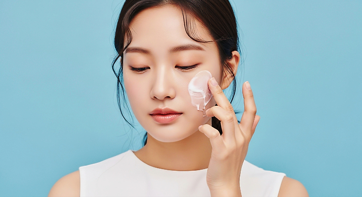 JPG 편집이미지 여자 얼굴 뷰티 화장품 촉촉함 집중 크림 피부관리 파란배경 힐링 스킨케어 뷰티풀 의료성형뷰티 자존감 편집실사 AI인물포토 AI콘텐츠 백그라운드 컨셉 사람 신체부위 파란색 젖음 CG 파일형식 AI포토