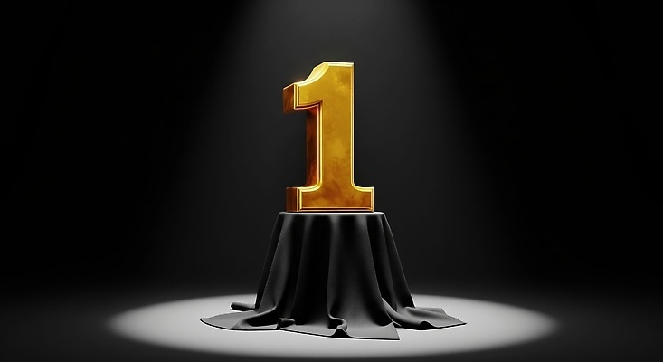 JPG 편집이미지 디자인 상징 성공 조명 장식 금색 트로피 대회 시상식 편집실사 AI컴퓨터그래픽 AI콘텐츠 컬러 컨셉 상_우승 CG 파일형식