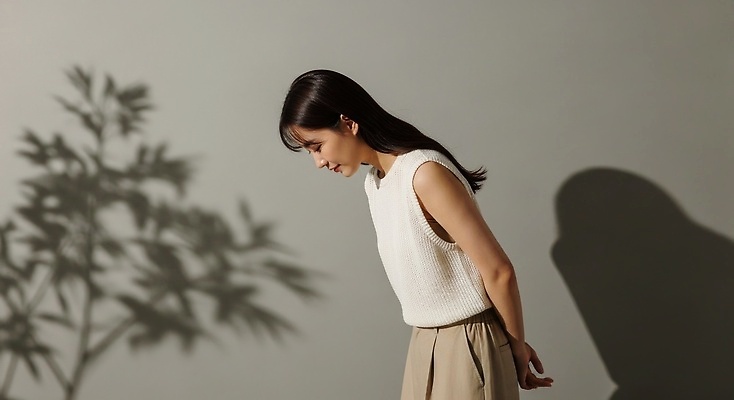 JPG 편집이미지 여자 패션 생각 자연 실내 그림자 빛 고요 우아함 조용 감성 심리 뷰티풀 의료성형뷰티 편집실사 AI인물포토 AI콘텐츠 컨셉 사람 내부 CG 생태계 파일형식 AI포토