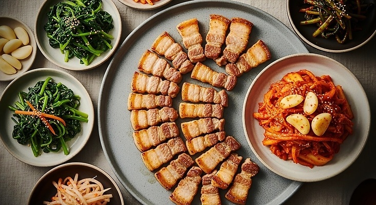 JPG 편집이미지 한식 채소 가족 반찬 김치 일상 친구 식사 전통음식 저녁 구이 삼겹살 건강식 편집실사 AI포토 AI콘텐츠 전통 음식 관계 돼지고기 라이프 야간 CG 파일형식