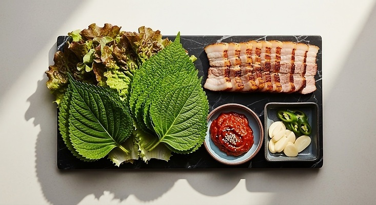 JPG 편집이미지 한식 음식 채소 탁자 육류 요리 식사 전통음식 신선 삼겹살 쌈장 고기요리 쌈채소 편집실사 AI포토 AI콘텐츠 전통 가구 식재료 돼지고기 양념 CG 파일형식