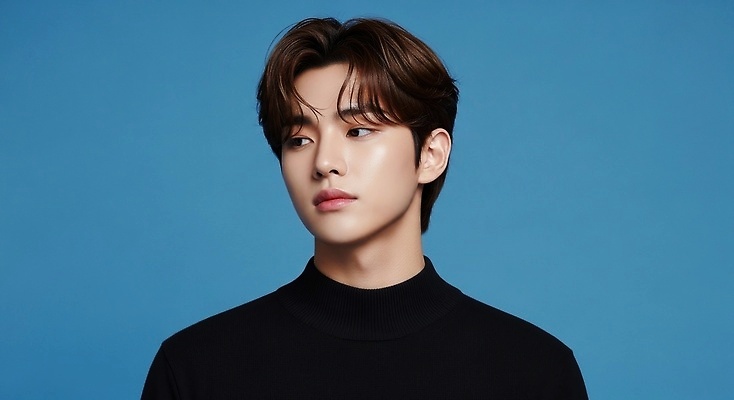 백그라운드 사람 파란색 전자제품 감각 CG 파일형식 AI포토 남자 모델 포즈 파란배경 촬영 스타일 패션 표정 카메라 뷰티 헤어스타일 편안함 시선 편집실사 JPG 편집이미지 의료성형뷰티 AI인물포토 AI콘텐츠