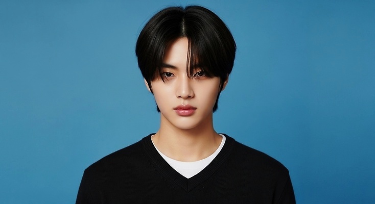 JPG 편집이미지 패션 남자 감정 포즈 티셔츠 청소년 표정 사람 뷰티 카메라 자신감 파란배경 의료성형뷰티 스타일 편집실사 AI인물포토 AI콘텐츠 백그라운드 셔츠 파란색 전자제품 CG 파일형식 AI포토