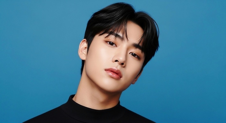 JPG 모델 편집이미지 헤어스타일 옷 패션 남자 얼굴 포즈 미소 카메라 표현 자신감 파란배경 의료성형뷰티 스타일 편집실사 AI인물포토 AI콘텐츠 감정 백그라운드 표정 사람 신체부위 파란색 전자제품 CG 파일형식 AI포토