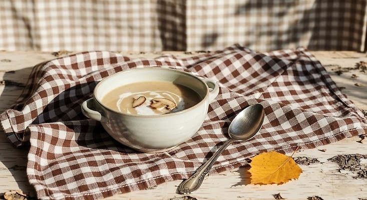 JPG 편집이미지 그릇 여유 커피 음료 낙엽 탁자 아침 따뜻함 수건 습기 분위기 즐거움 체크무늬 순간 편집실사 AI포토 AI콘텐츠 코티지코어 주간 식기 감정 가구 컨셉 잎 무늬 위생용품 유행 CG 파일형식