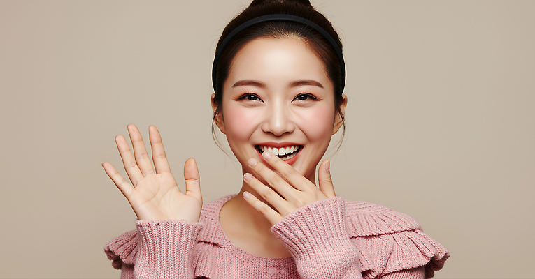 JPG 편집이미지 여자 행복 감정 분홍색 포즈 표정 밝음 미소 웃음 촬영 스웨터 손흔들기 의료성형뷰티 편집실사 AI인물포토 AI콘텐츠 컬러 상의 모션 사람 CG 파일형식 AI포토