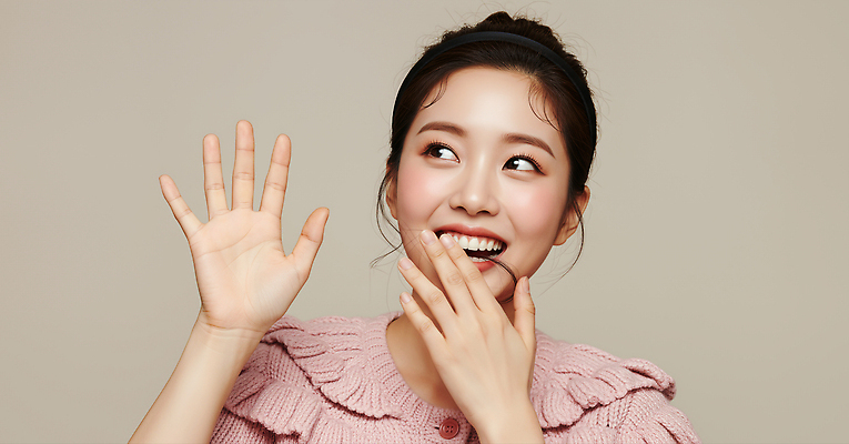 JPG 편집이미지 손 여자 포즈 조명 표정 미소 촬영 인사 장면 부드러움 코디 뷰티풀 의료성형뷰티 스타일 편집실사 AI인물포토 AI콘텐츠 패션 사람 신체부위 예절 감각 CG 파일형식 AI포토