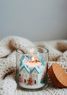 JPG 편집이미지 디자인 크리스마스 겨울 초 디저트 잔 주택 따뜻함 장식 빛 인테리어 귀여움 오브젝트 향초 테마 편집실사 AI포토 AI콘텐츠 식기 계절 기념일 음식 컨셉 건물 CG 파일형식