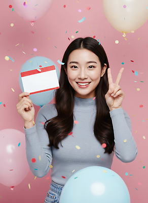 JPG 편집이미지 웃음 파티 축제 기쁨 축하 생일 이름표 풍선 색종이 밝은색 의료성형뷰티 분홍색배경 편집실사 AI인물포토 AI콘텐츠 기념일 감정 종이 분홍색 백그라운드 컨셉 표정 이벤트 CG 파일형식 AI포토