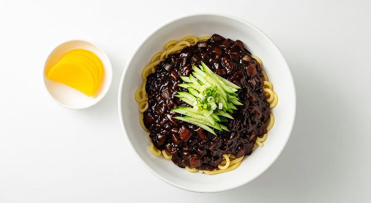 JPG 편집이미지 오이 요리 식사 면류 짜장면 저녁 단무지 점심 간편조리식품 맛있는 짜장소스 편집실사 AI포토 AI콘텐츠 음식 채소 중식 소스_음식 야간 CG 파일형식