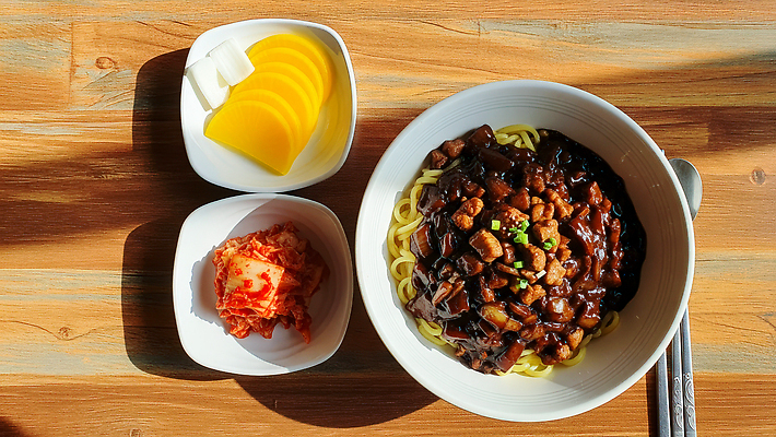 JPG 편집이미지 음식 탁자 반찬 김치 조명 육류 요리 면류 분위기 맛 아침식사 짜장면 단무지 편집실사 AI포토 AI콘텐츠 한식 가구 컨셉 식재료 중식 식사 CG 파일형식