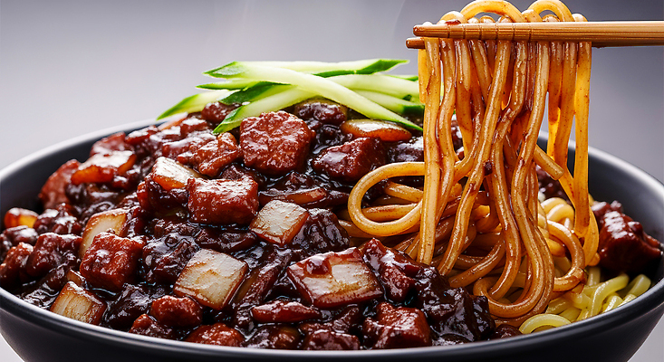 JPG 편집이미지 음식 젓가락 오이 육류 요리 중식 식사 면류 맛 짜장면 간편조리식품 편집실사 AI포토 AI콘텐츠 컨셉 채소 식재료 수저 CG 파일형식