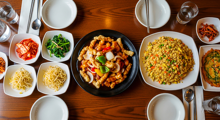 JPG 편집이미지 식기 채소 식탁 반찬 김치 요리 물 중식 식사 면류 단무지 볶음밥 탕수육 고기요리 맛집 쌈채소 편집실사 AI포토 AI콘텐츠 자연요소 한식 음식 탁자 CG 파일형식