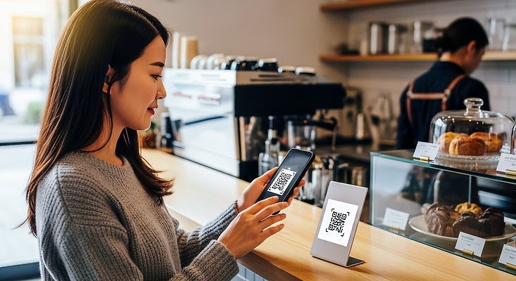 JPG 편집이미지 여자 커피 음료 디저트 스마트폰 카페 커피메이커 계산대 고객 진열장 바리스타 QR코드 스캔 의료성형뷰티 편집실사 AI인물포토 AI콘텐츠 직업 음식 사람 핸드폰 스마트기기 상점 CG 커피용품 파일형식 AI포토