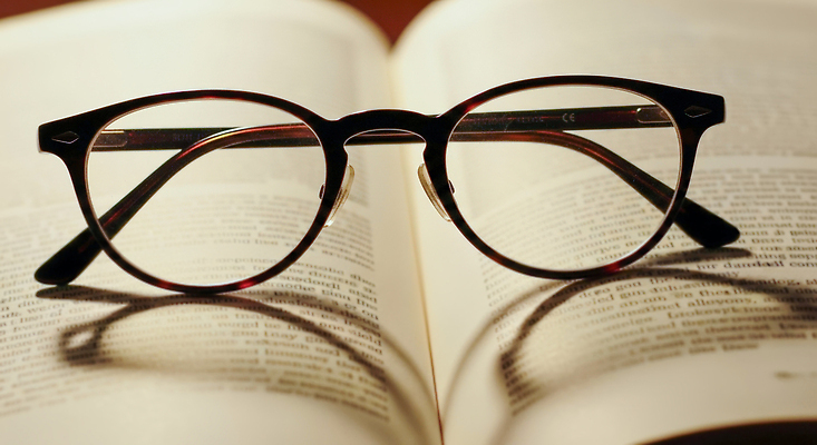 JPG 편집이미지 안경 여유 책 빛 학습 독서 평화 소리 교양 집중 페이지 독립 순간 편집실사 AI포토 AI콘텐츠 잡화 교육 감정 컨셉 CG 파일형식