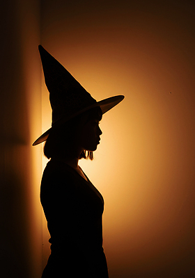 JPG 편집이미지 여자 실루엣 예술 조명 그림자 할로윈 마법사 마녀 공포 마법사모자 창의성 특징 의료성형뷰티 편집실사 AI인물포토 AI콘텐츠 모자_잡화 촬영기법 사람 CG 파일형식 AI포토