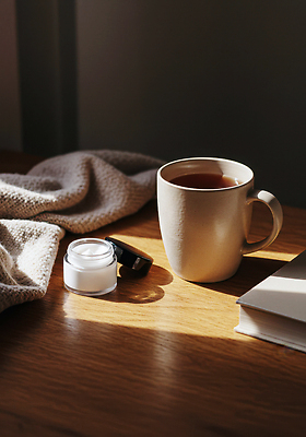 JPG 편집이미지 음료 탁자 휴식 일상 햇빛 편안함 오브젝트 피부관리 편집실사 AI포토 AI콘텐츠 가구 컨셉 라이프 태양 뷰티 감각 CG 파일형식