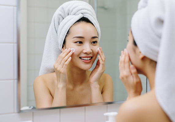 주간 감정 컨셉 표정 사람 신체부위 뷰티 청결 CG 파일형식 AI포토 여자 스킨케어 피부 거울 욕실 아침 화장품 관리 깨끗함 즐거움 웃음 세수 스킨 편집실사 편집이미지 JPG 의료성형뷰티 AI인물포토 AI콘텐츠