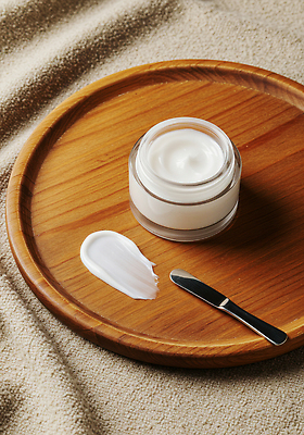 JPG 편집이미지 조명 뷰티 화장품 촉촉함 고급 크림 피부관리 스킨케어 나무쟁반 보습크림 편집실사 AI포토 AI콘텐츠 컨셉 쟁반 목재 젖음 CG 파일형식