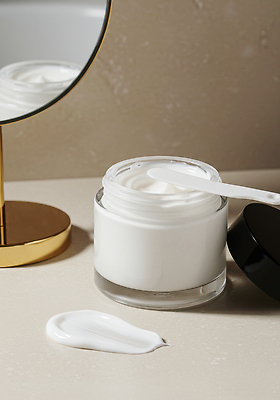 JPG 편집이미지 탁자 건강 관리 뷰티 숟가락 화장품 거울 욕실 피부 크림 모던 화장대 스킨케어 뷰티풀 편집실사 AI포토 AI콘텐츠 가구 수저 신체부위 CG 파일형식