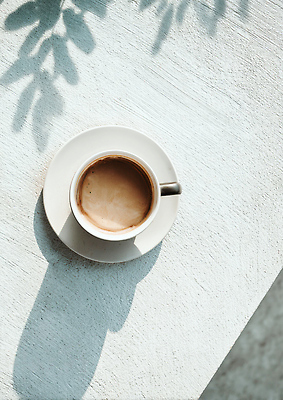 JPG 편집이미지 여유 커피 음료 탁자 아침 휴식 따뜻함 그림자 컵 햇빛 평화 마시기 순간 편집실사 AI포토 AI콘텐츠 주간 식기 감정 가구 컨셉 모션 태양 CG 파일형식