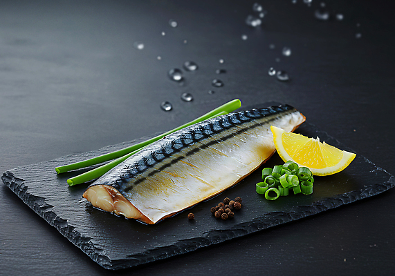 JPG 편집이미지 식재료 쟁반 요리 식사 레몬 해산물 레시피 파 고등어 건강식 요리준비 회식 편집실사 AI포토 AI콘텐츠 음식 채소 과일 어류 CG 준비 파일형식