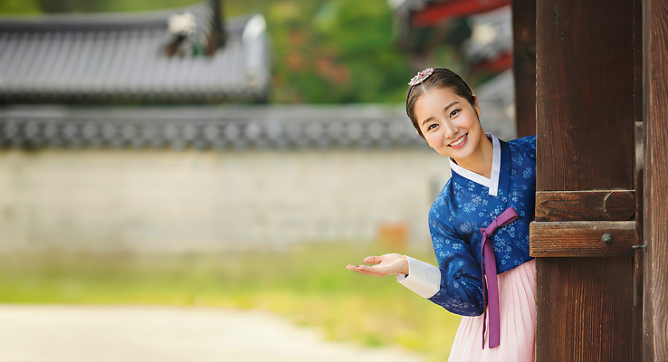 JPG 편집이미지 전통 건축물 옷 여자 문화 백그라운드 한국 웃음 손짓 소녀 궁전 한복 뷰티풀 의료성형뷰티 편집실사 AI인물포토 AI콘텐츠 한국전통 건축 아시아 어린이 고건축 모션 표정 사람 전통의상 CG 파일형식 AI포토