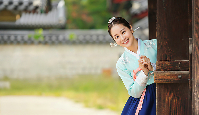 JPG 편집이미지 전통 사계절 계절 여자 문화 여행 출입구 한국 미소 풍경 궁전 한복 즐거움 뷰티풀 의료성형뷰티 편집실사 AI인물포토 AI콘텐츠 한국전통 감정 아시아 고건축 표정 사람 전통의상 CG 파일형식 AI포토