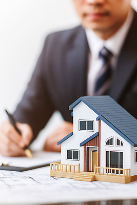 JPG 편집이미지 남자 건축 부동산 주택 건물 일상 사무실 모형 업무 계획 집중 계약 문서 서명 모델하우스 의료성형뷰티 편집실사 AI인물포토 AI콘텐츠 건축물 컨셉 비즈니스 사람 라이프 작업 재산 CG 파일형식 AI포토