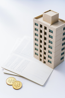 JPG 편집이미지 돈 부동산 관리 건물 금융 경제 모형 재산 계획 통장 투자 수익 가치 재정 편집실사 AI컴퓨터그래픽 AI콘텐츠 건축물 컨셉 비즈니스 CG 파일형식