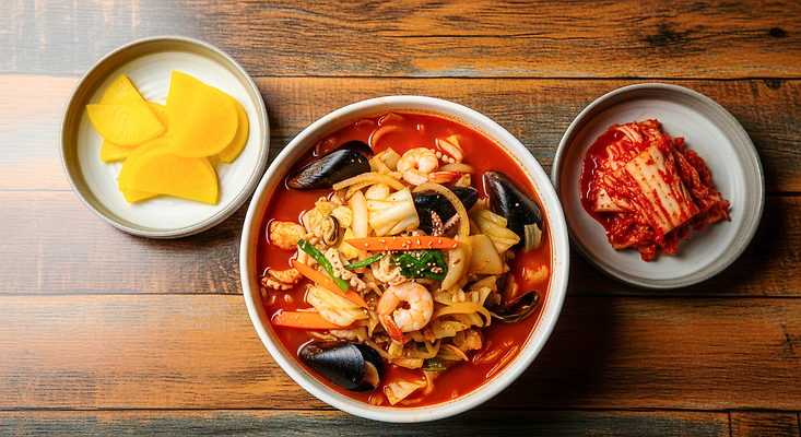 JPG 편집이미지 전통 한식 음식 채소 반찬 김치 따뜻함 중식 식사 해산물 단무지 짬뽕 푸짐 편집실사 AI포토 AI콘텐츠 컨셉 CG 파일형식