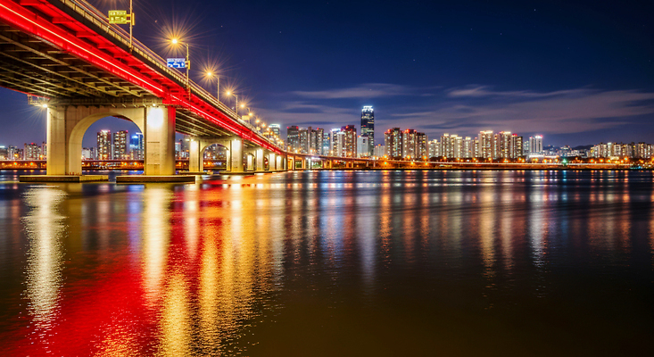 JPG 편집이미지 건축물 물결 야경 조명 서울 풍경 빛 강 반사 도시 강가 한강 편집실사 AI포토 AI콘텐츠 건축 한국 야간 CG 랜드마크 파일형식 풍경_경치